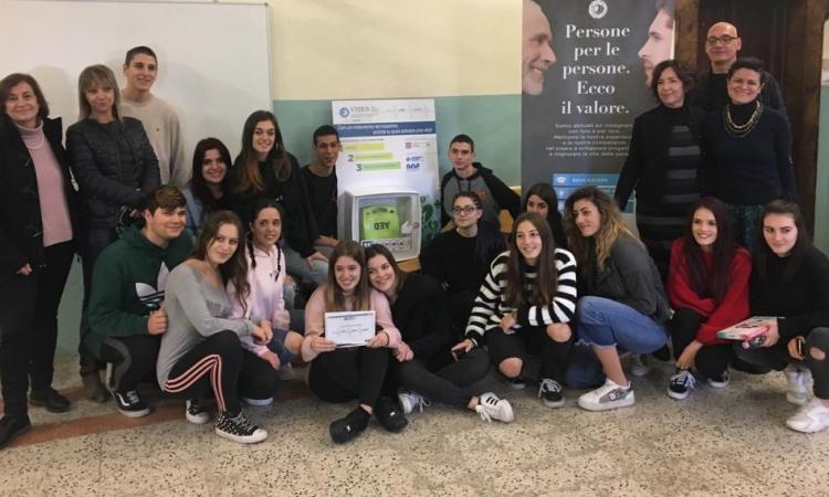 Cingoli, al Varnelli si va a lezione di defibrillatore Cingoli, al Varnelli si va a lezione di defibrillatore