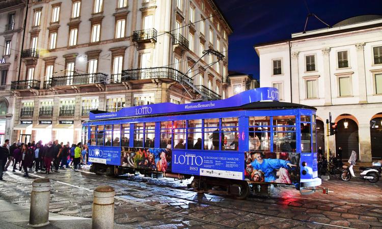 Un tram "griffato" Lotto a Milano Un tram "griffato" Lotto a Milano