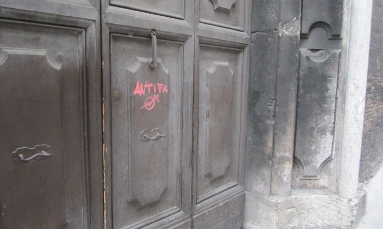 "Antifà", imbrattato portone davanti Palazzo Buonaccorsi