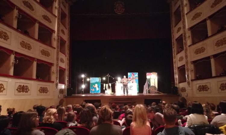 La domenica al Persiani per i bambini: teatro sold out e grande entusiasmo