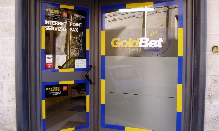 Sfondano vetrata del centro scommesse con furgone rubato: rapina alla Goldbet