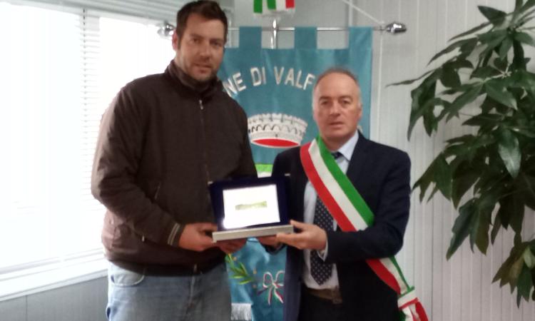 Valfornace, Mirko Caramanti premiato in comune con la targa di benemerenza