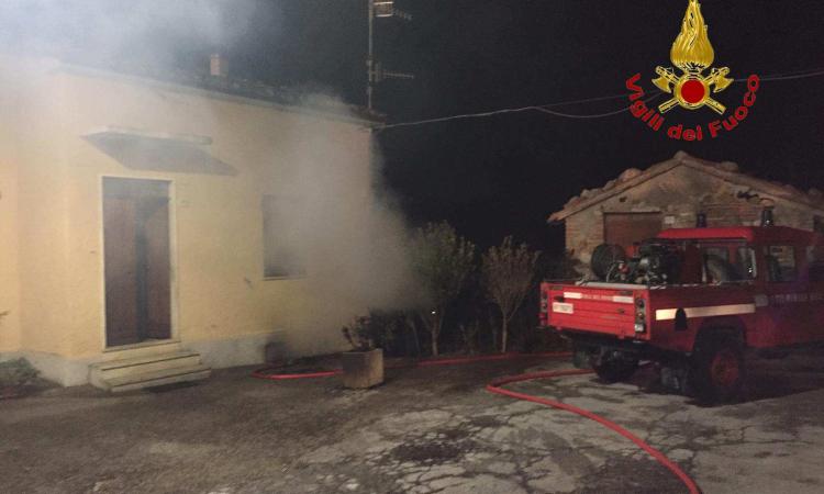 Fiamme nel casolare, evacuati gli occupanti (FOTO) Fiamme nel casolare, evacuati gli occupanti (FOTO)