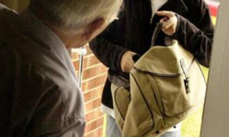 Civitanova, preleva 3000 euro per aiutare due uomini: 74enne truffata