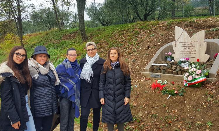 Fiori sul luogo di ritrovamento del corpo di Pamela: un omaggio di Fratelli d'Italia in occasione della giornata contro la violenza sulle donne