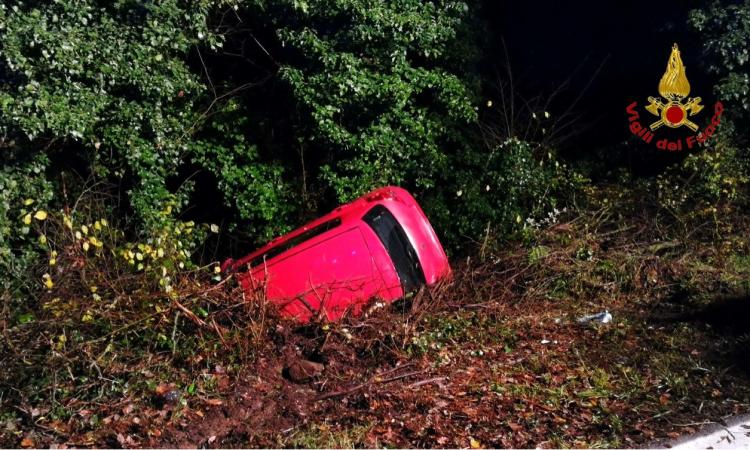 Castelraimondo, finisce fuori strada con l'auto nel cuore della notte Castelraimondo, finisce fuori strada con l'auto nel cuore della notte