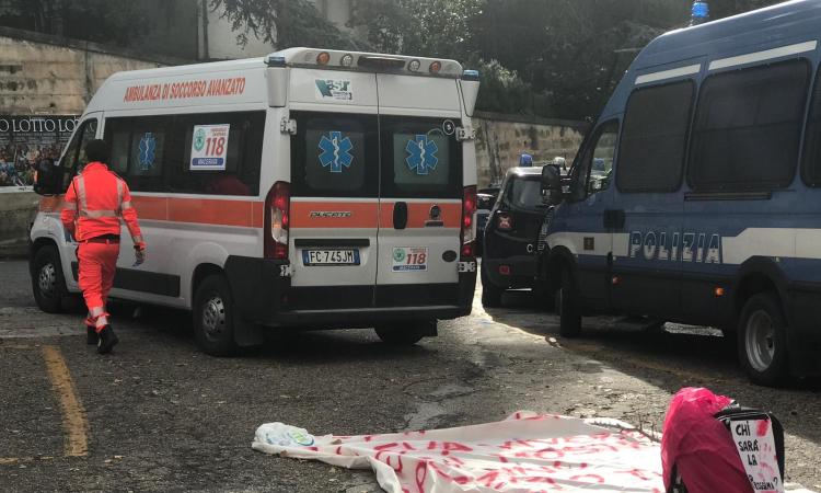 Processo Oseghale, un malore davanti al tribunale - VIDEO