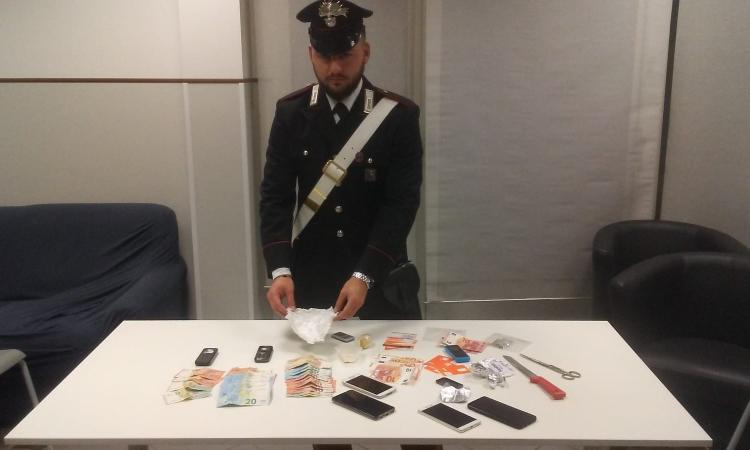 Porto Recanati, 5 arresti per spaccio di stupefacenti. Individuato un laboratorio per la preparazione delle dosi Porto Recanati, 5 arresti per spaccio di stupefacenti. Individuato un laboratorio per la preparazione delle dosi