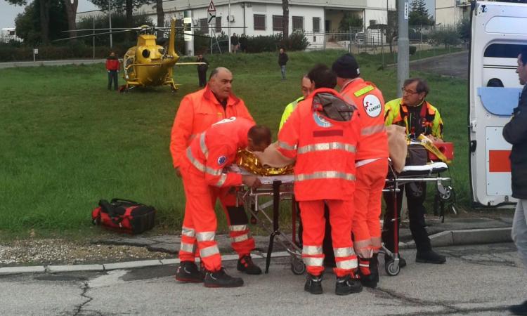 Monte San Giusto, incidente sul lavoro: uomo cade da 4 metri, trasportato in eliambulanza a Torrette (FOTO) Monte San Giusto, incidente sul lavoro: uomo cade da 4 metri, trasportato in eliambulanza a Torrette (FOTO)