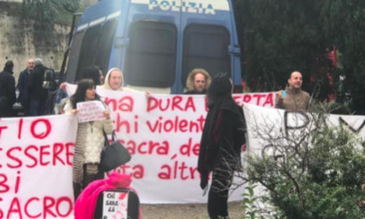 Offese davanti al Tribunale di Macerata, PD: "Uno spettacolo indegno e allucinante" Offese davanti al Tribunale di Macerata, PD: "Uno spettacolo indegno e allucinante"