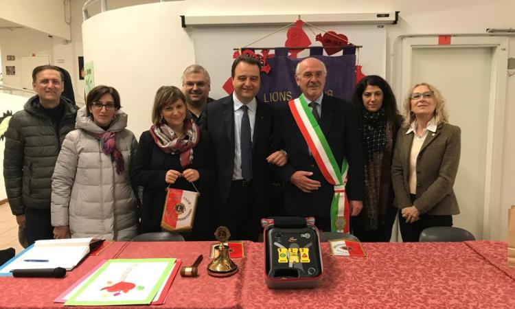 Pollenza, il Lions Club Macerata Sferisterio dona un defibrillatore all'Istituto Vincenzo Monti