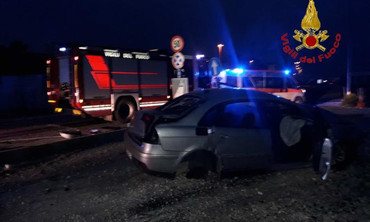 Incidente a Scossicci: intervengono i vigili per estrarre il conducente dall'auto