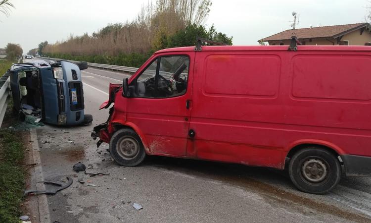Porto Potenza, un furgone e un'auto si scontrano: interviene l'eliambulanza - FOTO