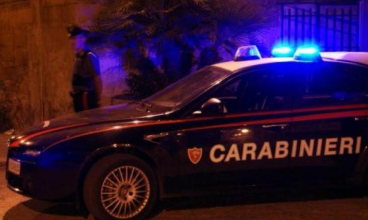 Ruba i loro cellulari e chiede il riscatto, arrestato Ruba i loro cellulari e chiede il riscatto, arrestato