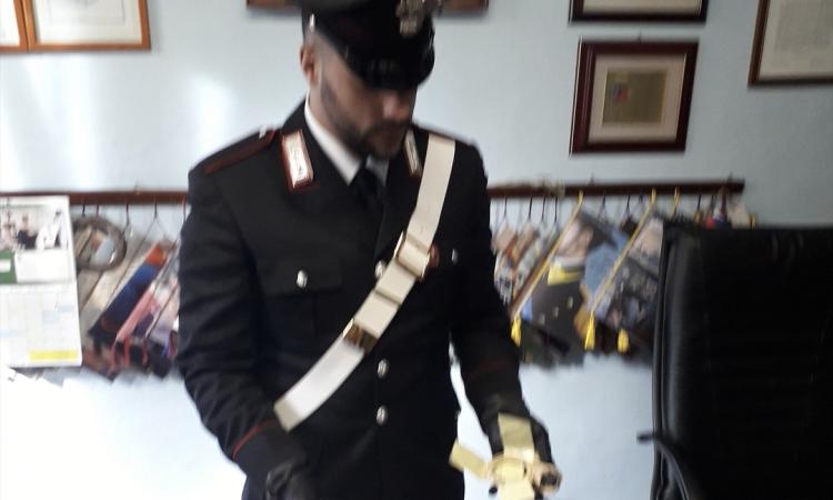 Macerata, cellulare e auricolare per passare l'esame per la patente: denunciato