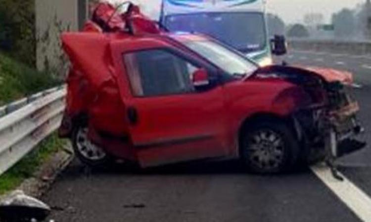 Schianto in autostrada tra un'auto e un camion: illesa per miracolo la conducente Schianto in autostrada tra un'auto e un camion: illesa per miracolo la conducente