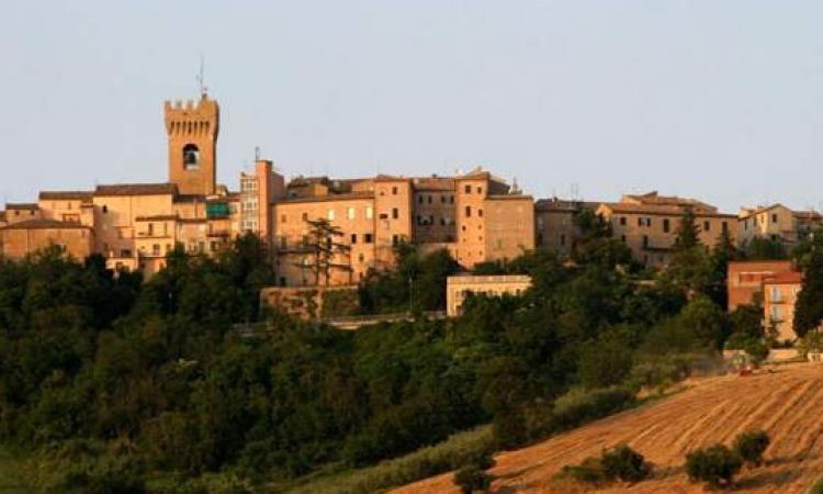 Le chiede di sposarlo a casa di Silvia: la città di Leopardi si tinge di romanticismo