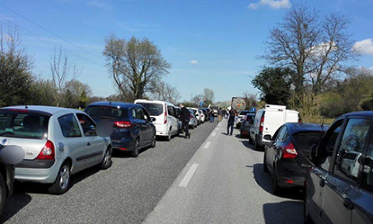 Cade con lo scooter: incidente in superstrada tra Montecosaro e Morrovalle