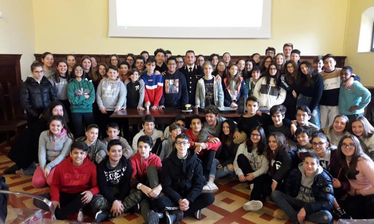 Macerata, i Carabinieri portano la cultura della legalità nelle scuole Macerata, i Carabinieri portano la cultura della legalità nelle scuole