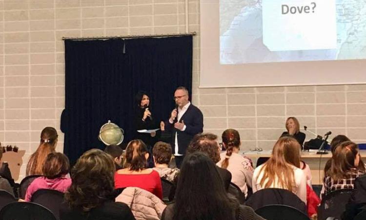 Civitanova, il fotoamatore Andrea Giandomenico ha incontrato gli studenti per parlare di viaggi e fotografie Civitanova, il fotoamatore Andrea Giandomenico ha incontrato gli studenti per parlare di viaggi e fotografie