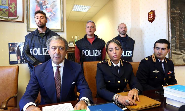 Macerata, la polizia identifica l'autore delle scritte sui muri del centro Macerata, la polizia identifica l'autore delle scritte sui muri del centro