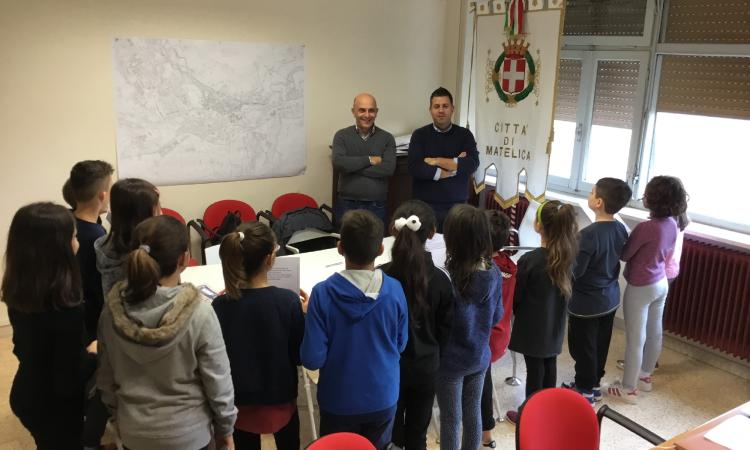 Matelica, i bambini della scuola elementare in visita al comune per un'iniziativa riguardante la Dichiarazione universale dei diritti umani Matelica, i bambini della scuola elementare in visita al comune per un'iniziativa riguardante la Dichiarazione universale dei diritti umani