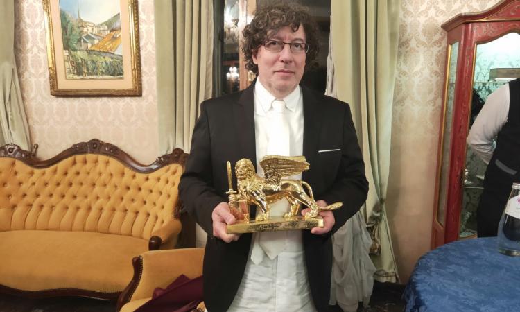 Nicola Convertino premiato a Venezia: ha ricevuto il Leone d'Oro per meriti artistici