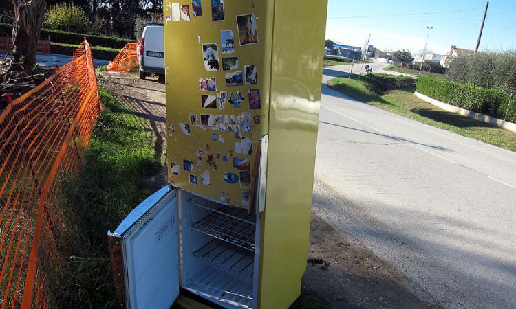 Montecosaro, frigorifero abbandonato sul ciglio della strada (FOTO)