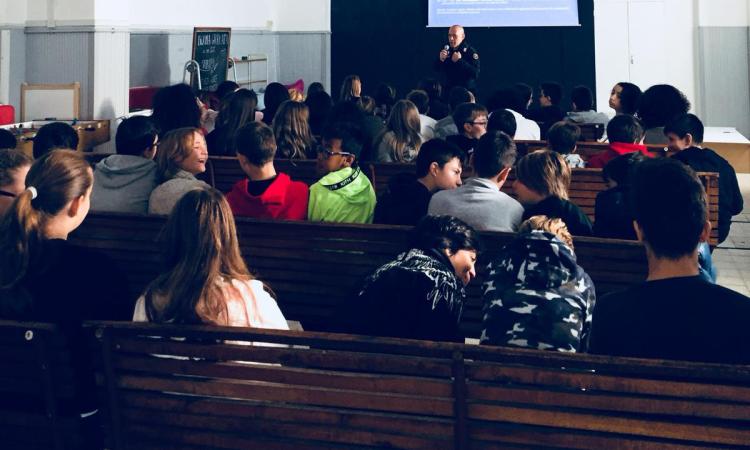 Fuochi pirotecnici: i carabinieri a scuola per fare prevenzione Fuochi pirotecnici: i carabinieri a scuola per fare prevenzione