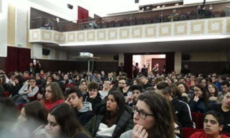 Cingoli, al Teatro Farnese una lezione di storia contemporanea per gli studenti dell’Ipseoa Varnelli Cingoli, al Teatro Farnese una lezione di storia contemporanea per gli studenti dell’Ipseoa Varnelli