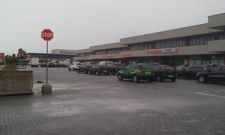Civitanova, operazione di controllo  dei carabinieri all'interno dei parchi commerciali "Pronto Moda" e "Asia"