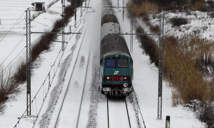 Non ce l'ha fatta il pensionato investito dal treno: muore durante il trasporto a Torrette