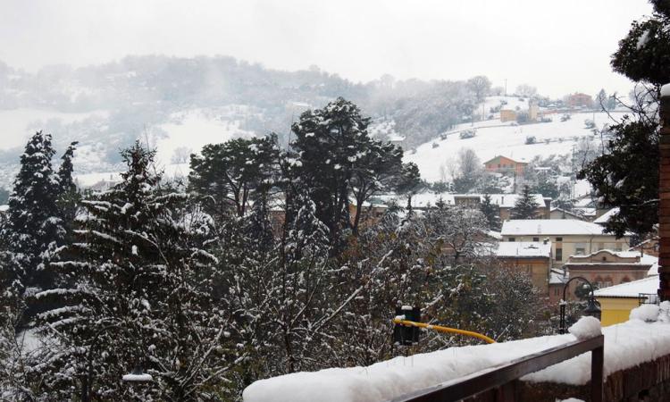 Marche, allerta meteo della Protezione Civile: nevicate a 150 metri e mareggiate