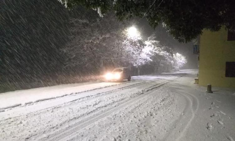 Macerata, prima neve in città: spazzaneve in azione, scuole aperte e trasporto pubblico in funzione
