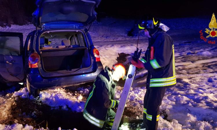 San Ginesio, Incidente tra tre auto a causa del ghiaccio: donna cade in un pozzetto, salvata dai Vigili del Fuoco San Ginesio, Incidente tra tre auto a causa del ghiaccio: donna cade in un pozzetto, salvata dai Vigili del Fuoco