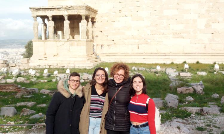 Macerata, studenti del liceo Classico Leopardi ad Atene: sono ospiti dell’Ambasciata greca in Italia (FOTO)