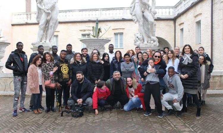 “Mani che parlano”, ai Musei Civici di Macerata l’arte diventa integrazione