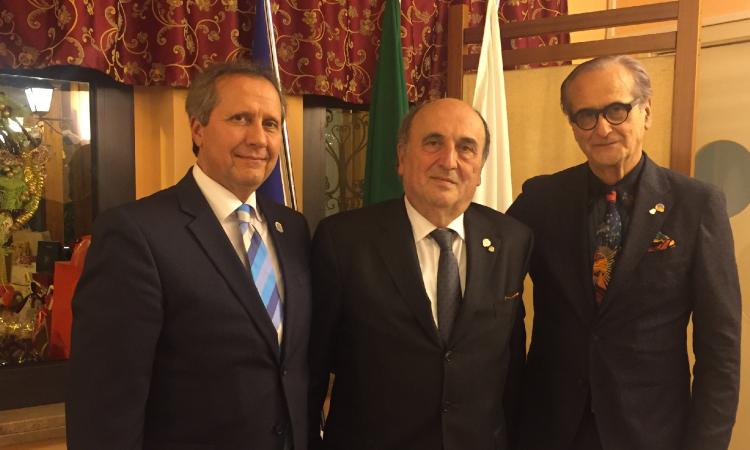 Il Rotary di Tolentino offre il pranzo di Natale agli ospiti dei container