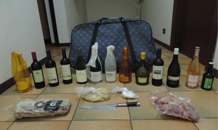 Colto in flagranza di furto in un ristorante: denunciato. In casa trovate refurtiva e droga Colto in flagranza di furto in un ristorante: denunciato. In casa trovate refurtiva e droga