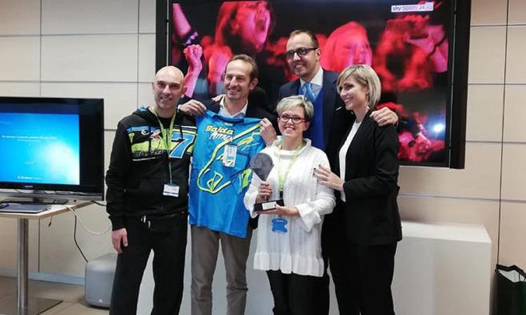 Montecosaro, omaggio del Balda fan club al direttore Sky Business Montecosaro, omaggio del Balda fan club al direttore Sky Business