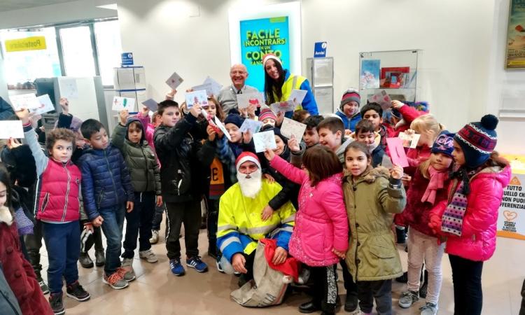 Nell'ufficio postale di Civitanova si rinnova la tradizione delle letterine a Babbo Natale Nell'ufficio postale di Civitanova si rinnova la tradizione delle letterine a Babbo Natale