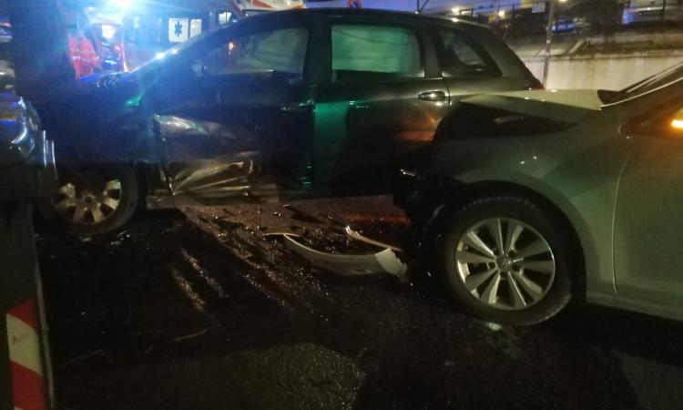 Macerata, Frontale tra due auto, cinque i feriti Macerata, Frontale tra due auto, cinque i feriti
