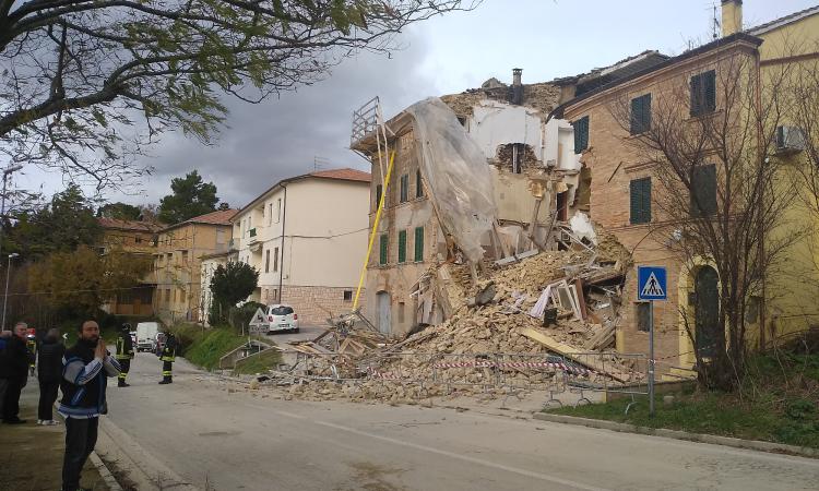 Crolla edificio, Vigili del Fuoco al lavoro (FOTO e VIDEO)