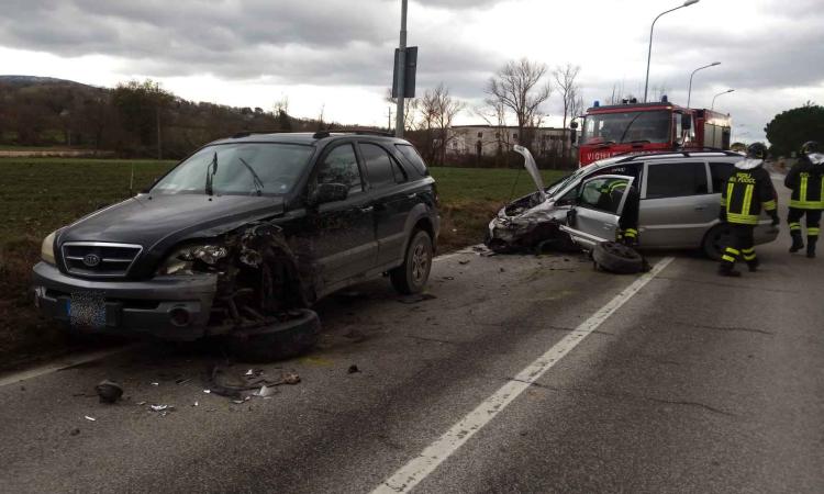 Matelica, scontro tra due auto lungo la SP. 256, non ci sono feriti Matelica, scontro tra due auto lungo la SP. 256, non ci sono feriti