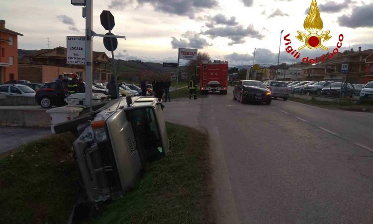 San Ginesio, pauroso incidente tra due auto lungo la SP. 78: non ci sono feriti gravi