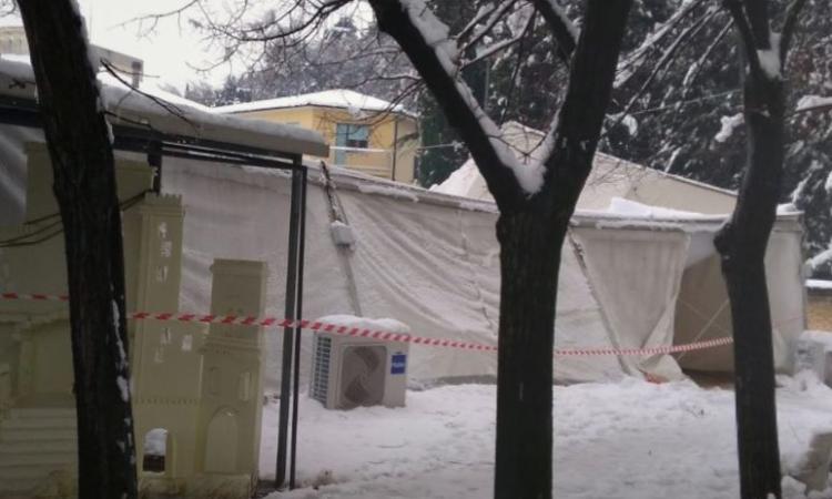 San Severino, tendone adibito a luogo di  culto crollato per la neve: la Santa Messa si celebrerà nel teatro comunale