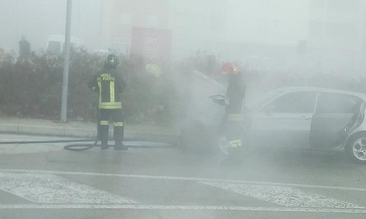 Autovettura a GPL in fiamme al supermercato, solo tanta paura Autovettura a GPL in fiamme al supermercato, solo tanta paura