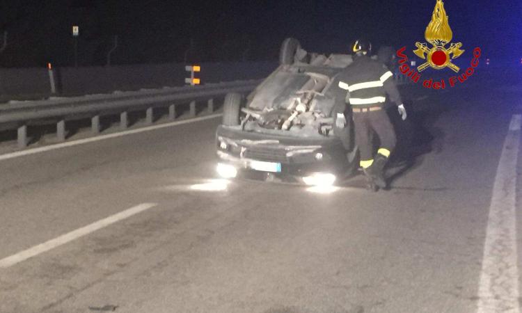 Auto ribaltata in superstrada, traffico interrotto Auto ribaltata in superstrada, traffico interrotto