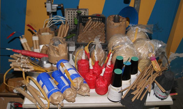 Macerata, sequestrate in un negozio trenta scatole di petardi illegali Macerata, sequestrate in un negozio trenta scatole di petardi illegali