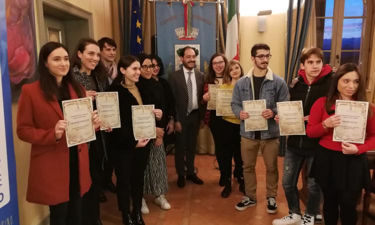 Appignano: premiati gli studenti meritevoli con 11 borse di studio Appignano: premiati gli studenti meritevoli con 11 borse di studio